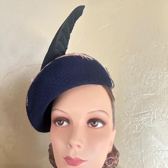 EXQUISITE 1940\'s NAVY FELT HAT WITH PINK/BROWN FEATHERS, VEILING  & FEATHER WING main image 12
